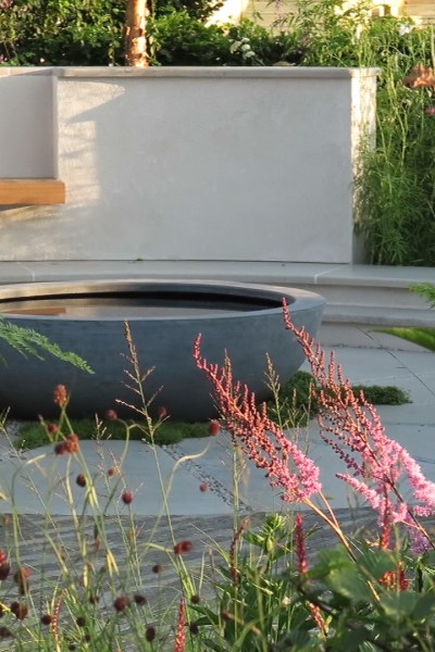 A raised garden pond as a central feature #gardendesign #backyard