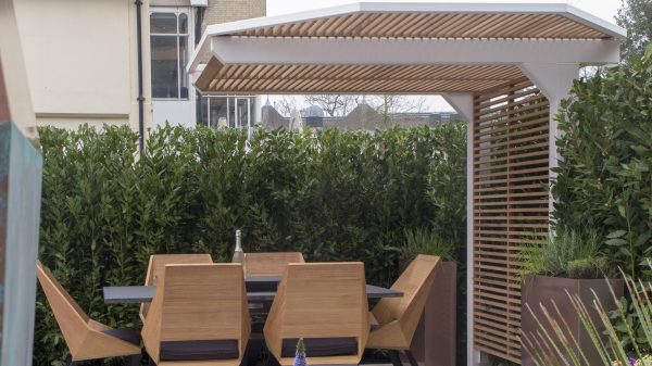 Contemporary pergola for privacy by Tom Hill Designs