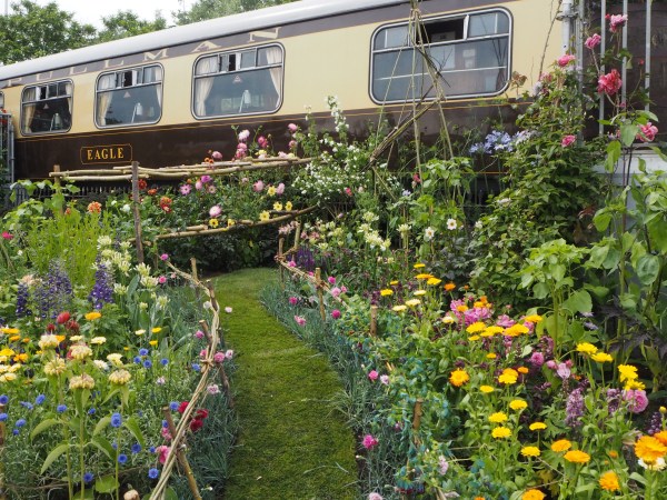 Mix flowers and vegetables in the same borders