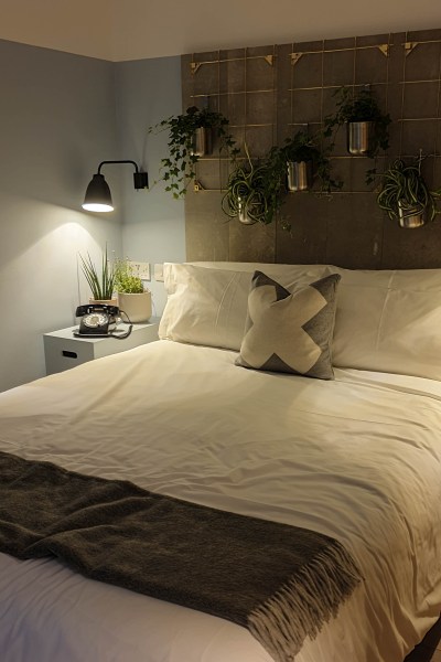 Decorate with indoor plants in the bedroom