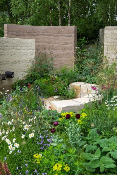 Curved garden screens in Andy Sturgeon's show garden