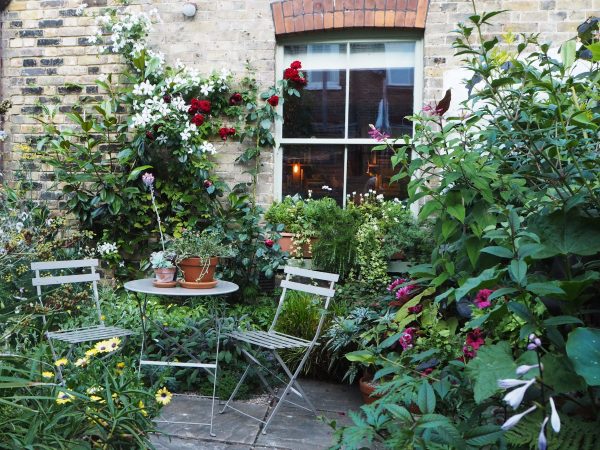 A pretty terrace for entertaining