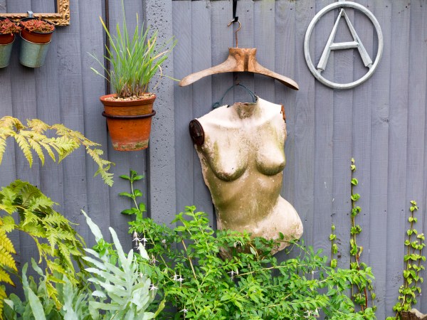 Hang vintage finds on the fence