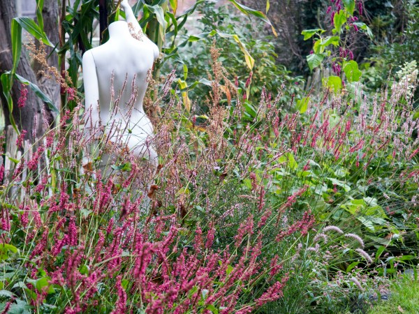 Shop mannequins as garden statues