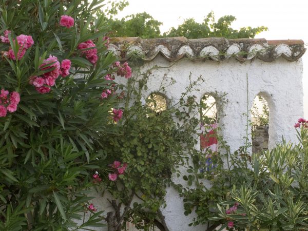 Brick garden privacy screen in Spain