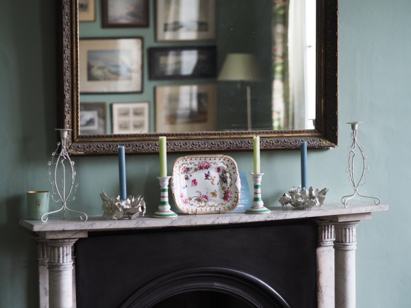 Mantelpiece without house plants