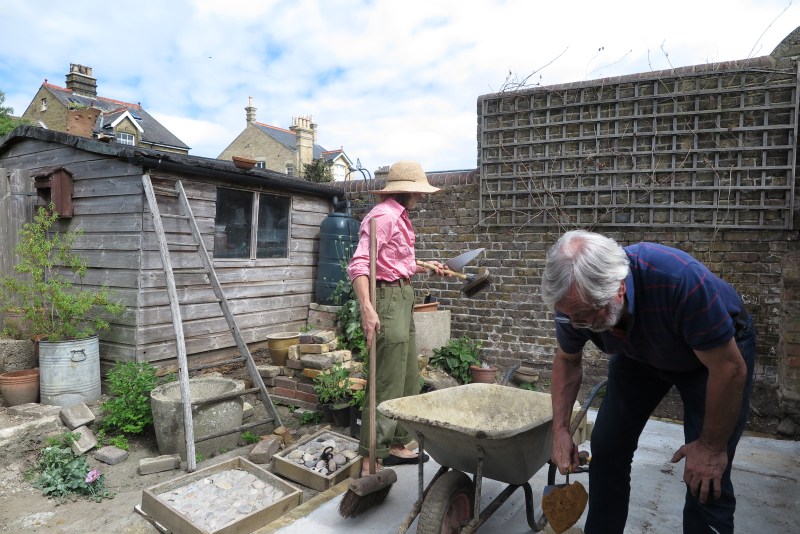 To build a shed yourself, it helps to learn brick-laying.