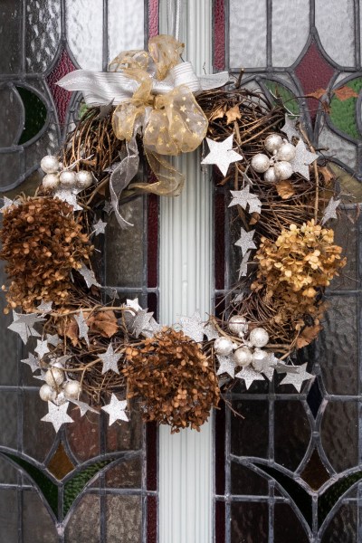 Twig wreath with stars and hydrangea heads